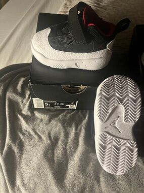 Jordan Max Aura 2 Toddler Black, White & Red Hook-and-Loop Sneakers